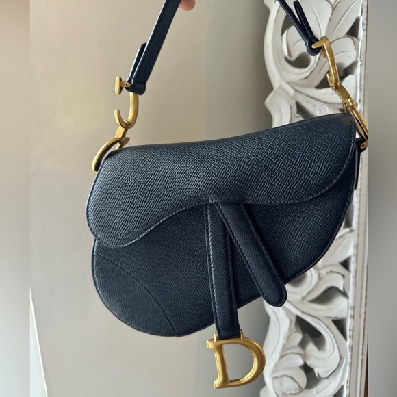 MINI SADDLE BAG WITH STRAP
Black Grained Calfskin Dior - Picture 10 of 10
